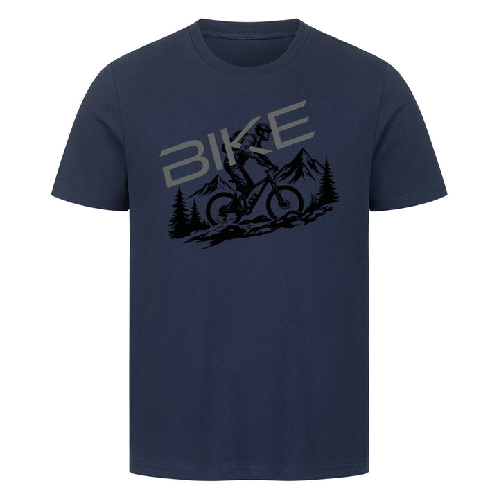Mountainbike T-Shirt – MTB-Fahrer auf einem Trail, umgeben von Bergen & Wäldern – perfektes Shirt für Outdoor-Biker