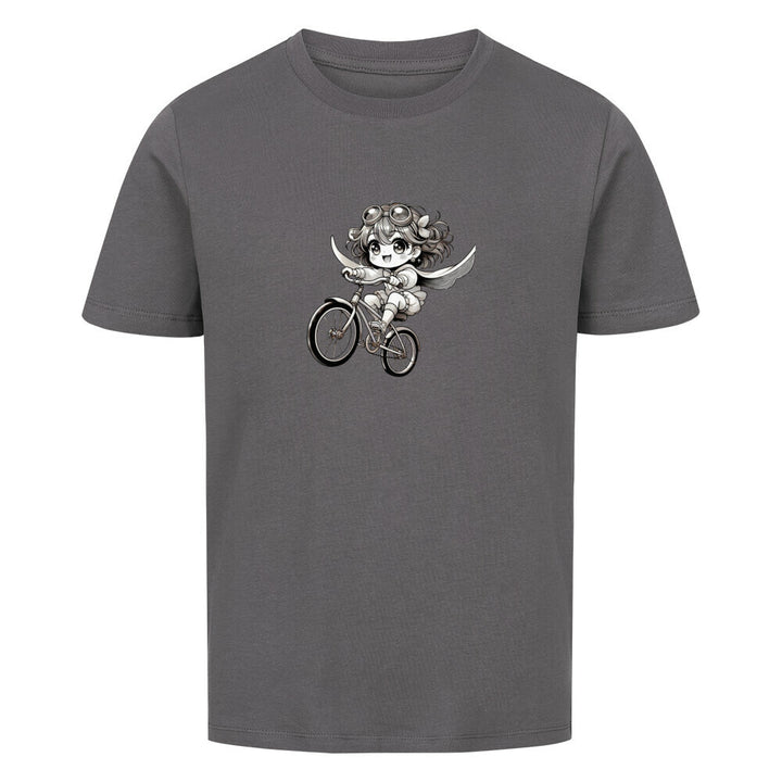 Bio-Kinder-T-Shirt mit einem süßen Manga-Mädchen, das mit Flügeln und Goggles auf einem fliegenden Fahrrad durch die Luft saust – nachhaltig & aus 100 % Bio-Baumwolle.