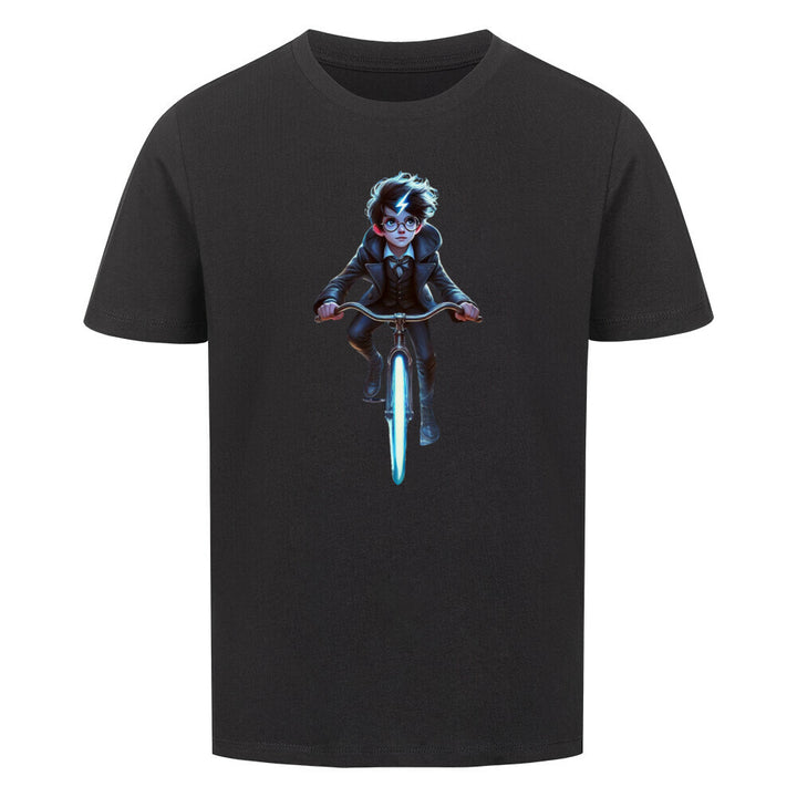 Ein magisches Kinder-T-Shirt für kleine Zauberlehrlinge! Ein Junge mit runder Brille, Blitznarbe und einem leuchtenden Fahrrad – perfekt für Fans geheimnisvoller Abenteuer.