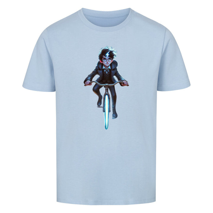 Ein magisches Kinder-T-Shirt für kleine Zauberlehrlinge! Ein Junge mit runder Brille, Blitznarbe und einem leuchtenden Fahrrad – perfekt für Fans geheimnisvoller Abenteuer.