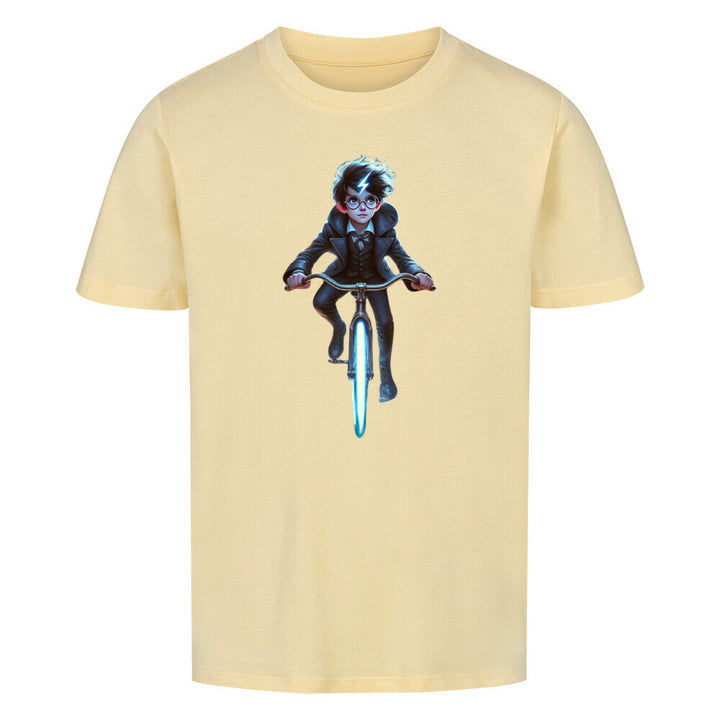 Ein magisches Kinder-T-Shirt für kleine Zauberlehrlinge! Ein Junge mit runder Brille, Blitznarbe und einem leuchtenden Fahrrad – perfekt für Fans geheimnisvoller Abenteuer.