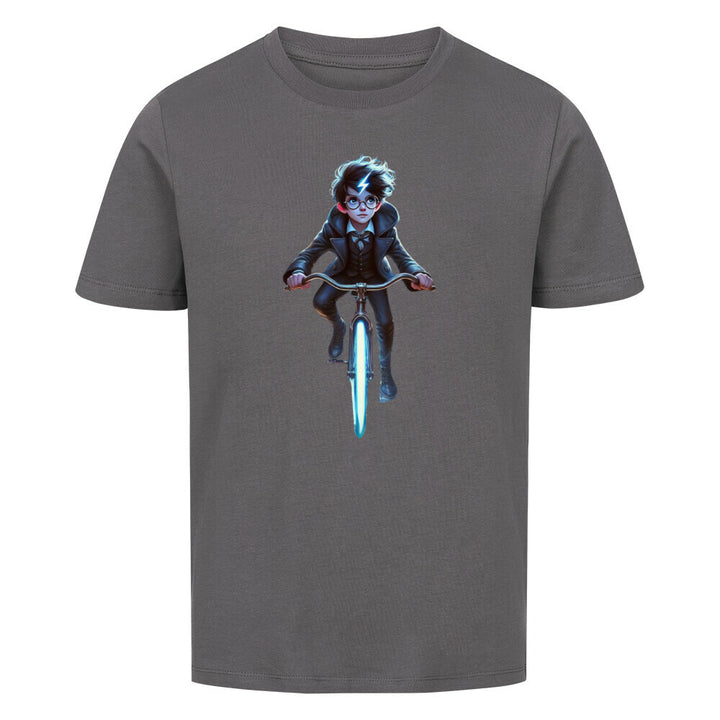 Ein magisches Kinder-T-Shirt für kleine Zauberlehrlinge! Ein Junge mit runder Brille, Blitznarbe und einem leuchtenden Fahrrad – perfekt für Fans geheimnisvoller Abenteuer.