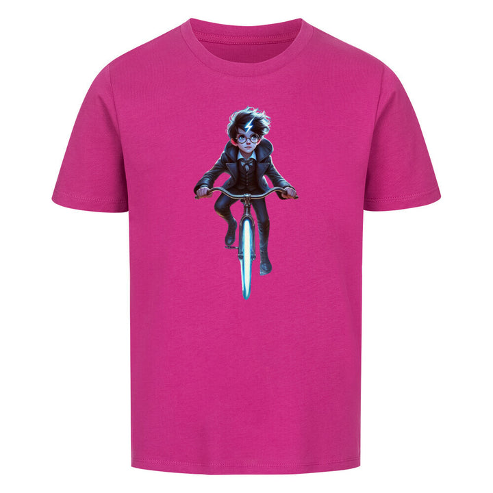 Ein magisches Kinder-T-Shirt für kleine Zauberlehrlinge! Ein Junge mit runder Brille, Blitznarbe und einem leuchtenden Fahrrad – perfekt für Fans geheimnisvoller Abenteuer.