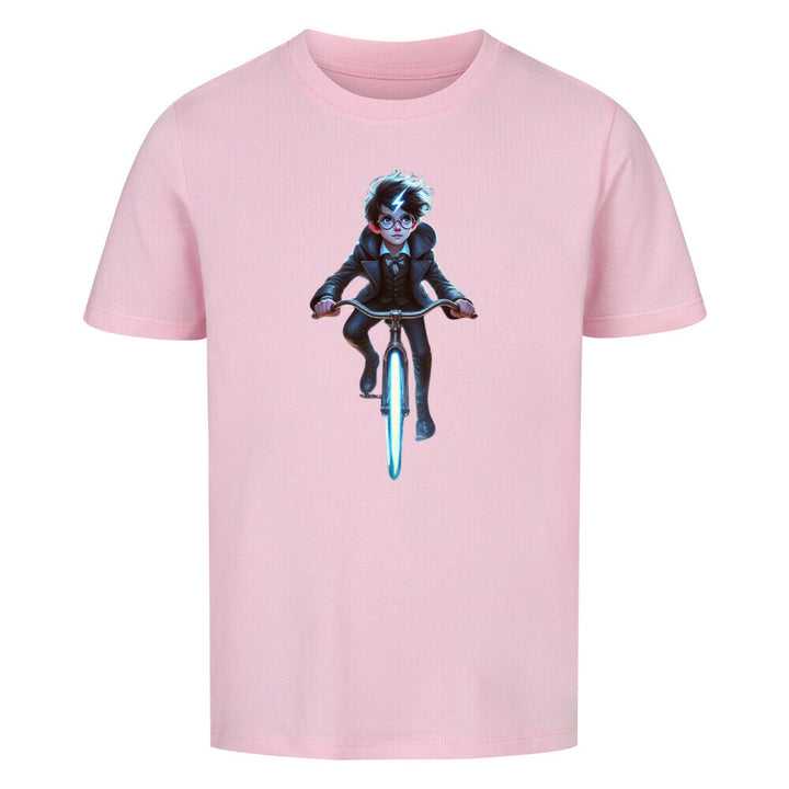 Ein magisches Kinder-T-Shirt für kleine Zauberlehrlinge! Ein Junge mit runder Brille, Blitznarbe und einem leuchtenden Fahrrad – perfekt für Fans geheimnisvoller Abenteuer.