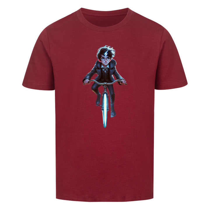 Ein magisches Kinder-T-Shirt für kleine Zauberlehrlinge! Ein Junge mit runder Brille, Blitznarbe und einem leuchtenden Fahrrad – perfekt für Fans geheimnisvoller Abenteuer.
