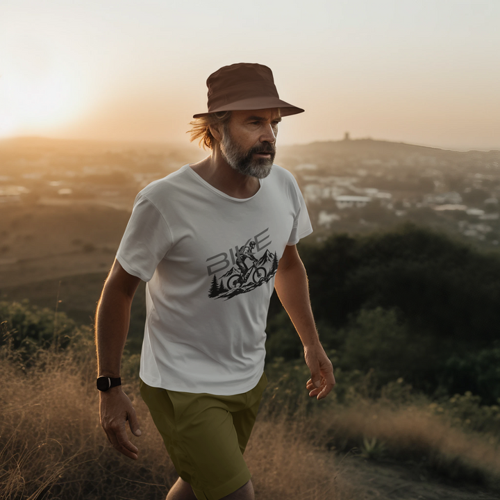 Mountainbike T-Shirt – MTB-Fahrer auf einem Trail, umgeben von Bergen & Wäldern – perfektes Shirt für Outdoor-Biker