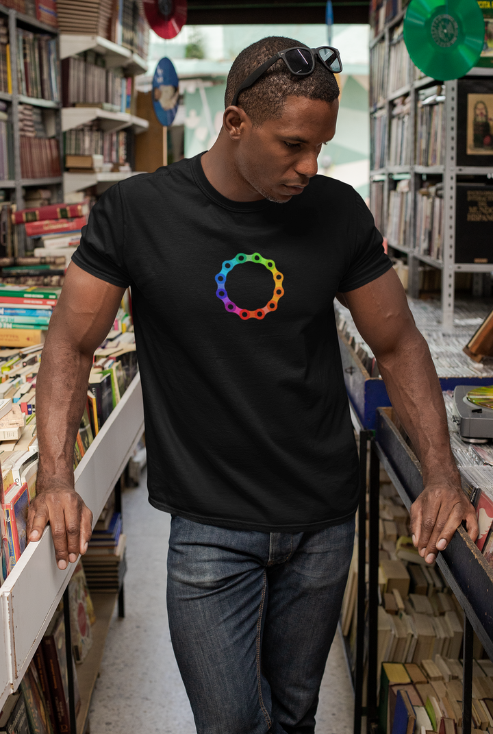 Chain Circle T-Shirt – Rundes Fahrradketten-Design in Regenbogenfarben für Radfahrer & Technik-Fans