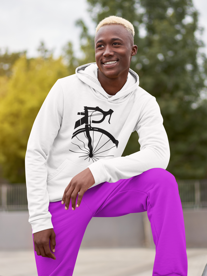 man mit blond gefärbten haaren. Er trägt: Minimalistischer Rennrad Hoodie – Vorderrad & Lenker Silhouette in Schwarz-Weiß