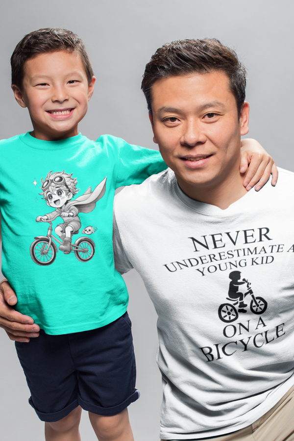 Für Erwachsene: Laufrad T-Shirt – Never Underestimate a Young Kid on a Balance Bike