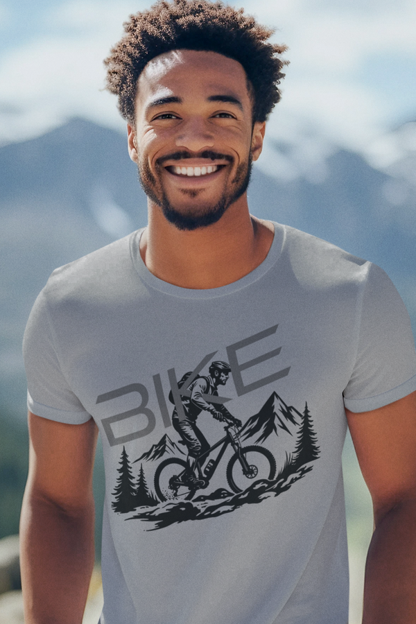 Mountainbike T-Shirt – MTB-Fahrer auf einem Trail, umgeben von Bergen & Wäldern – perfektes Shirt für Outdoor-Biker