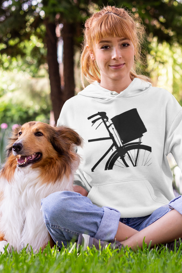 Minimalistischer Fahrrad Hoodie – Frau mit rötlichen Haaren in Begleitung von Hund sitzt auf Rasen im Park. Sie trägt folgendes: Urban Style mit Korb-Motiv in Schwarz-Weiß