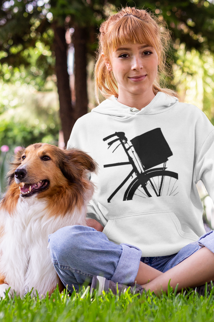 Minimalistischer Fahrrad Hoodie – Frau mit rötlichen Haaren in Begleitung von Hund sitzt auf Rasen im Park. Sie trägt folgendes: Urban Style mit Korb-Motiv in Schwarz-Weiß